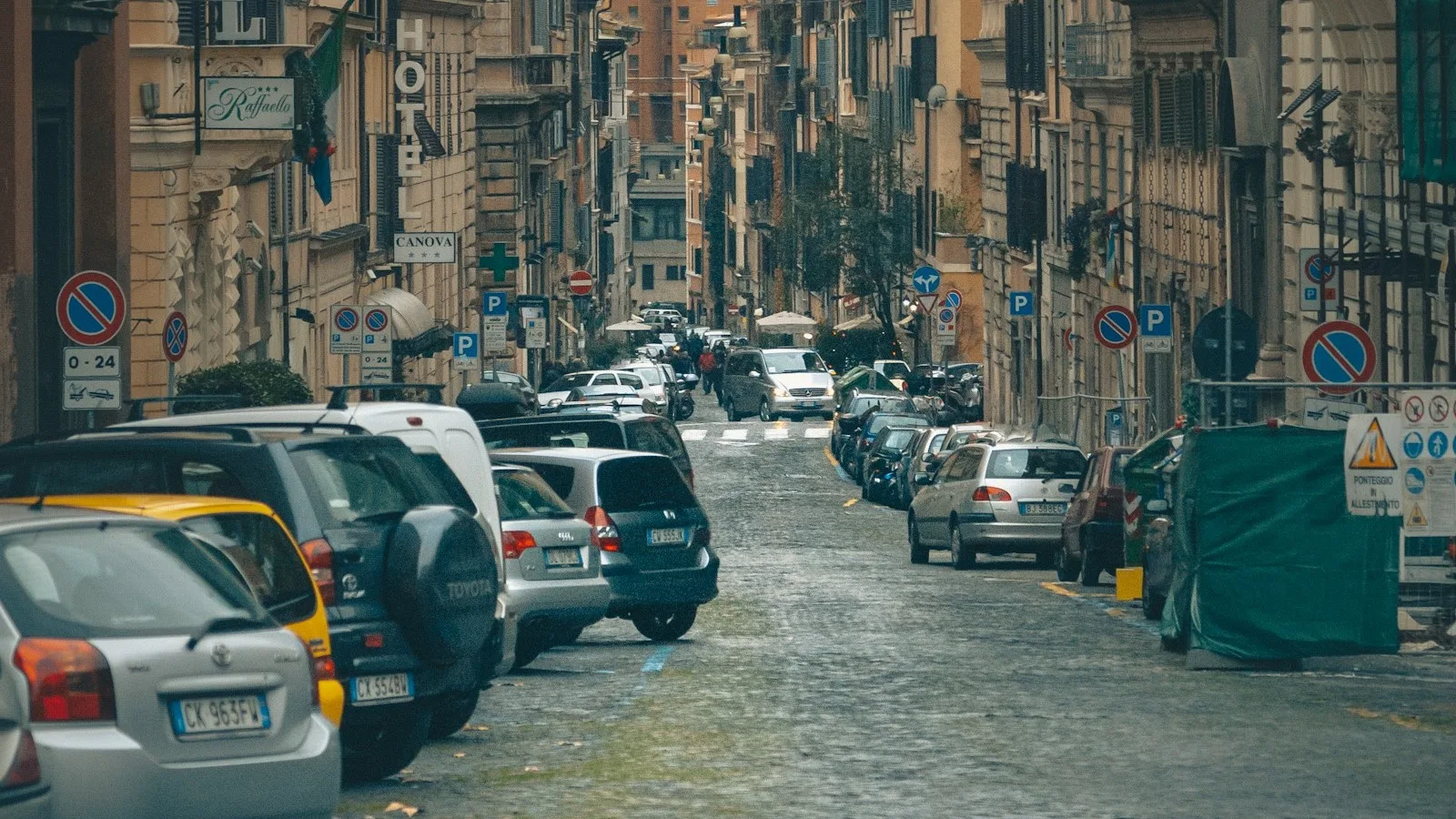 Fermata e sosta: differenze, divieti e regole per taxi e NCC
