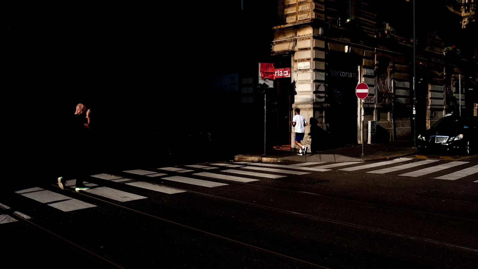 Pedoni e strisce pedonali: precedenza e obblighi del conducente